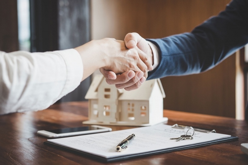 imobilien-handschake-vertrag-done
